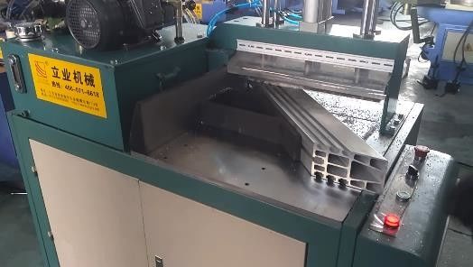 L505 Potenza motrice 3 kW Macchine per taglio di seghe in alluminio per angolo di porta di finestra